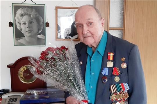 В канун юбилея Победы ветеран войны, народный артист РСФСР Алексей Красотин награжден медалью «100-летие образования Чувашской автономной области»