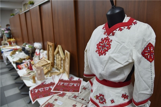 Олег Николаев предложил возродить традиции обучения чувашской вышивке