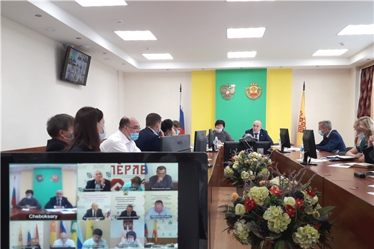 Ход уборочных работ, заготовки кормов обсужден с главами администраций районов