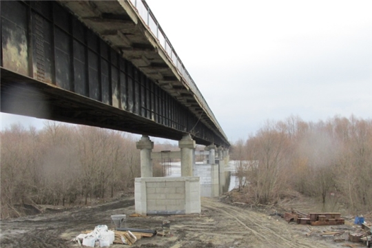 Продолжается капитальный ремонт мостового сооружения через р. Сура