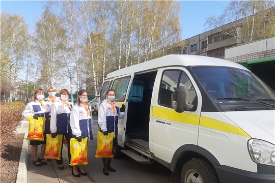 Соцработники начали вручать памятные подарки к 75-ой годовщине Победы в Великой Отечественной войне
