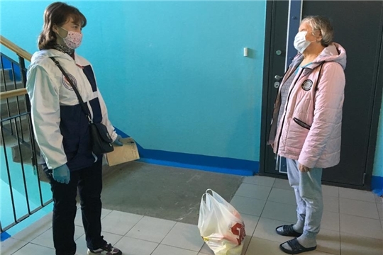 Сотрудники столичного комплексного центра продолжают вручать продуктовые наборы пожилым инвалидам 1 и 2 групп