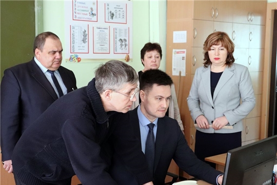 И.о министра образования и молодежной политики Чувашской Республики Сергей Яковлев посетил Моргаушскую СОШ : на повестке дня – подготовка к дистанционному обучению детей