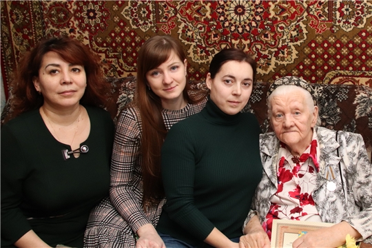 г. Новочебоксарск: ветерану Великой Отечественной войны Надежде Владимировне Артамоновой вручили юбилейную медаль "75 лет Победы в Великой Отечественной войне 1941-1945 гг."