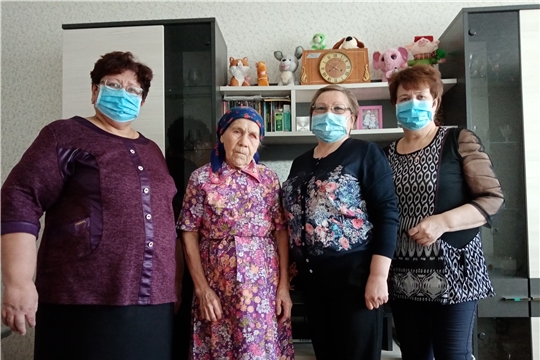 Ветеран Зоя Ивановна Иванова принимает поздравления с 90-летием