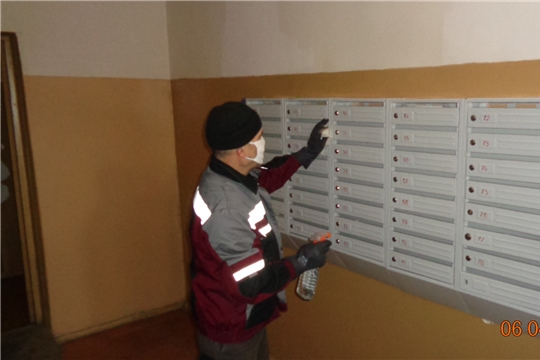 В Новочебоксарске продолжается дезинфекция подъездов и остановок