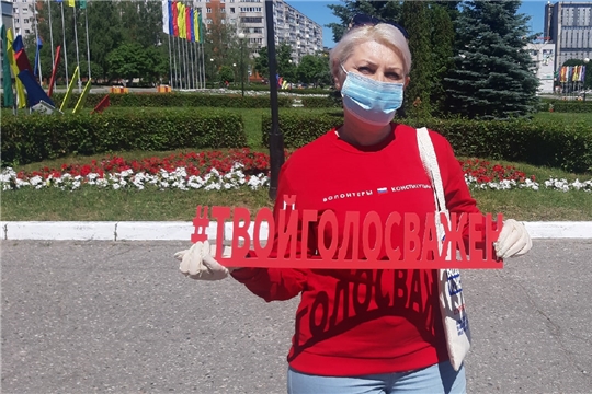 Волонтеры акции #Мывместе консультируют жителей города Новочебоксарска о процессе голосования по одобрению поправок в конституцию.