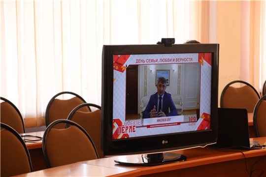 Олег Николаев поздравил новочебоксарскую семью с Днем семьи, любви и верности и заявил о дополнительных мерах поддержки многодетных