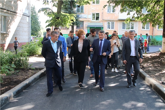 Олег Николаев в Новочебоксарске оценил благоустройство дворов и встретился с обманутыми дольщиками