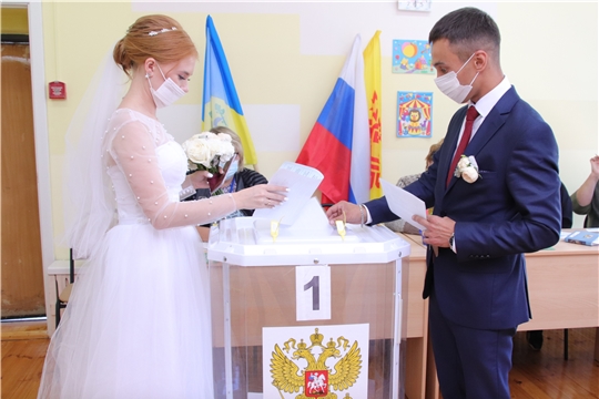 В Новочебоксарске молодожены в день свадьбы пришли на выборы главы Чувашии и депутатов местного самоуправления