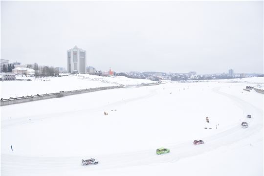 В выходные столица Чувашии принимает третий этап Кубка России по ледовым автогонкам