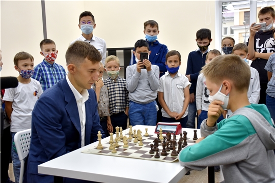 Продолжается набор в Шахматную школу международного гроссмейстера Сергея Карякина