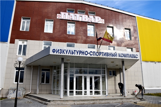 Глава Чувашии проинспектировал ход реконструкции ДЮСШ-ФОК «Патвар» 