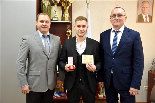 Министр Василий Петров встретился с титулованным спортивным гимнастом Владиславом Поляшовым