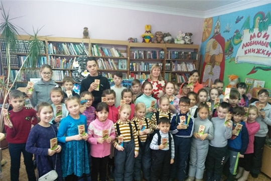Для юных читателей Урмарской библиотекари подготовили празднично-игровую программу «Новогоднее ассорти»