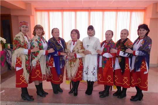 В Медикасинском сельском Доме культуры оформлена красочная выставка платков и шалей