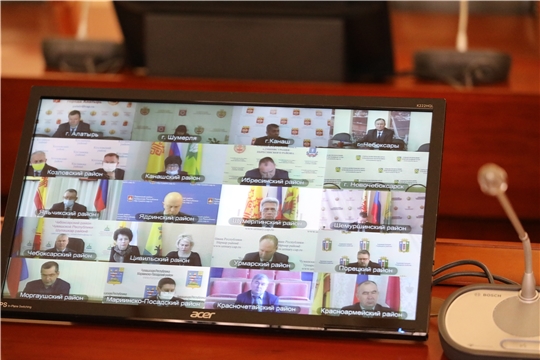 Олег Николаев поздравил ветеранов муниципальной службы с Днем местного самоуправления