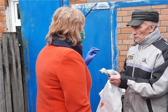 Сотрудники Центра социального обслуживания населения доставляют продукты и лекарства пожилым на дом