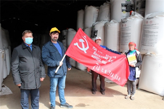В Цивильском районе продолжается награждение передовых механизаторов, водителей и полеводов, участвующих в весенне-полевых работах