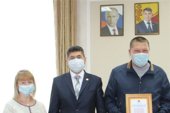 В День защиты детей многодетной семье вручили сертификат на земельный участок