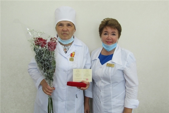 Вручена памятная медаль «100-летие образования Чувашской автономной области» врачу-профпатологу Цивильской ЦРБ