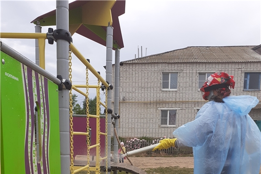 В Цивильском районе продолжается дезинфекция общего имущества многоквартирных домов, придомовых территорий и общественных пространств
