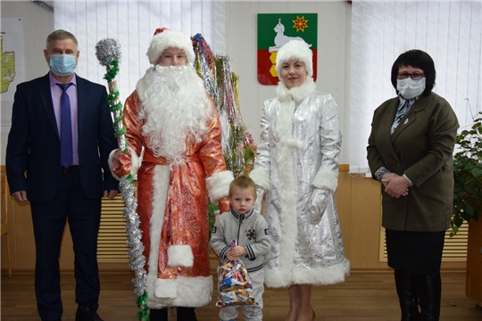 Глава администрации исполнила заветное желание трёхлетнего Артёма Морозова из села Атрать
