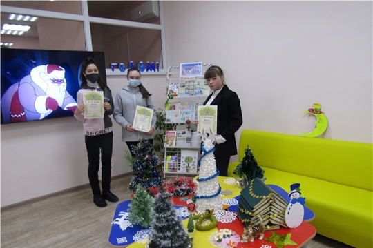 В Аликовской центральной библиотеки провели экспресс - обзор книг «Новый год к нам мчится»