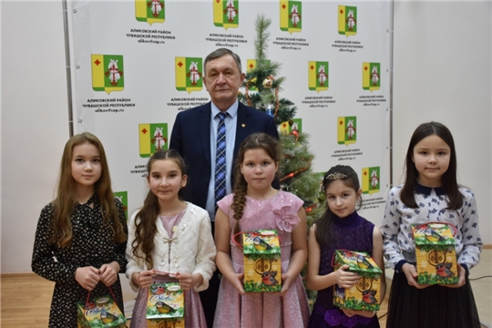 Олег Николаев поздравил с Новым годом ребят – призеров и победителей различных конкурсов