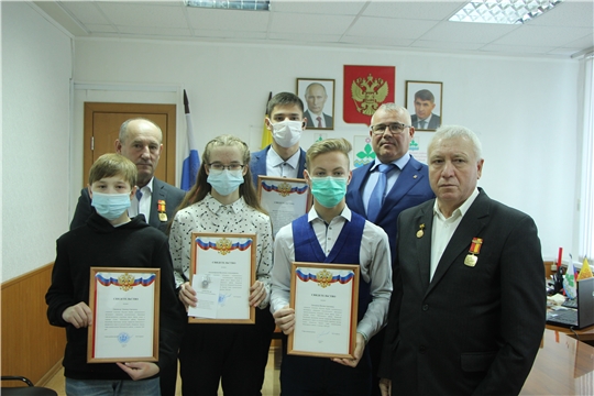 Учащимся образовательных учреждений Чебоксарского района вручены премии главы администрации