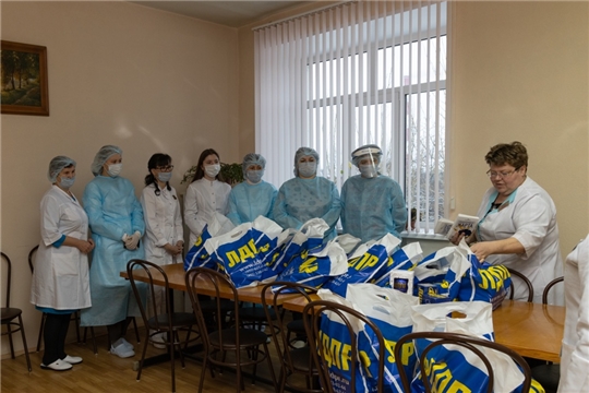 Депутат Чебоксарского городского Собрания поблагодарил врачей и медицинских работников второй городской больницы г. Чебоксары