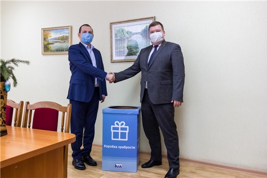 Олег Кортунов передал в городской детский медицинский центр «коробку храбрости»