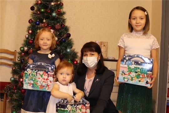 Уполномоченный по правам ребенка поздравила с Новым Годом многодетную семью в городе Новочебоксарске