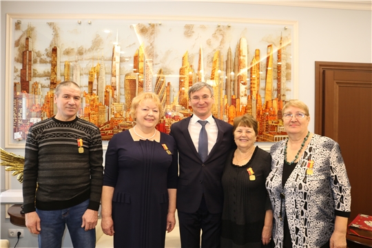 Министр Александр Героев поздравил строителей с наступающими праздниками и вручил памятные медали