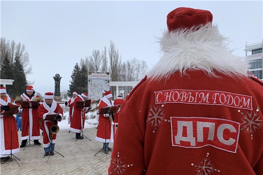 В Чебоксарах прошла акция «Новый год — Новое движения» с полицейским Дед Мороз и Дедами Морозами Концертно-духового оркестра