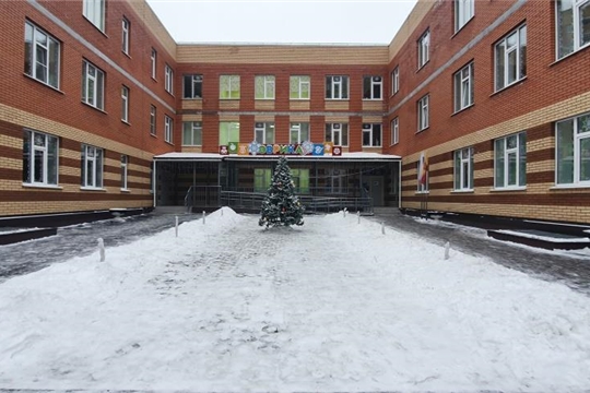 В образовательных учреждениях города продолжается уборка территории от снега