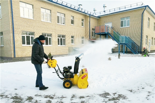 В столичных образовательных учреждениях ежедневно проводится уборка территории от снега