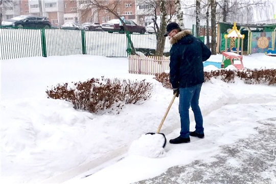 Уборка территорий образовательных учреждений от снега продолжается