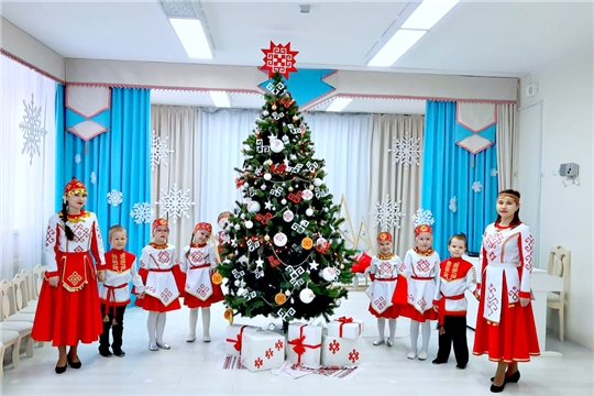 Праздничным хороводом вокруг национальной елки столичные дошкольники провожают 100-летний юбилейный год Чувашской автономии