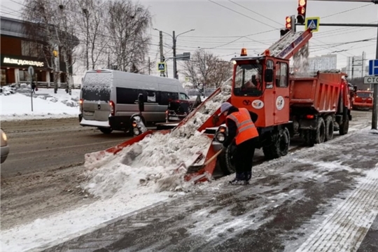 114 единиц дорожной техники убирают снег на улицах Чебоксар