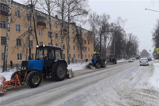 В г. Канаш ведутся работы по очистке автомобильных дорог, тротуаров и остановочных площадок от снежных масс и обработке антигололедными материалами