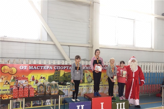 В рамках Декады спорта и здоровья свое десятилетие отметил турнир по вольной борьбе, учрежденный депутатом городского Собрания депутатов города Канаш Андреем Лапшиным
