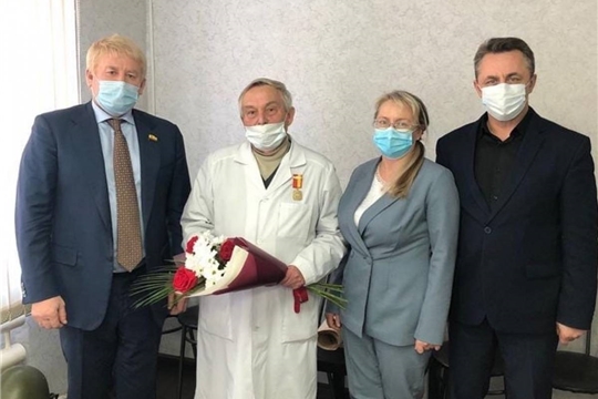 Вручение памятной медали «100-летие образования Чувашской автономной области»