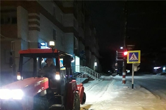 Всю ночь снегоуборочная техника расчищала улицы и дороги Шумерли от снега