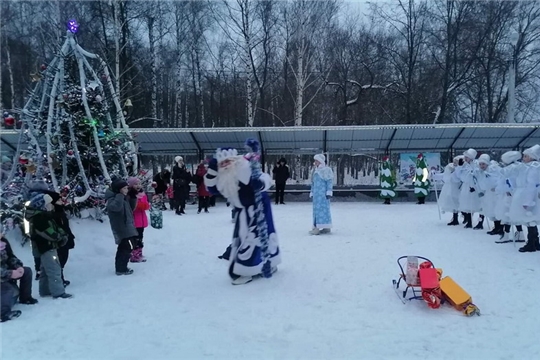 На открытой площадке городского парка культуры и отдыха состоялось большое новогоднее театрализованное представление