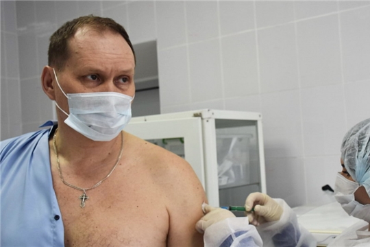 Глава администрации города Шумерля Валерий Шигашев сделал прививку от коронавируса