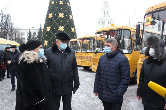 Олег Николаев передал школам Чувашии 31 школьный автобус