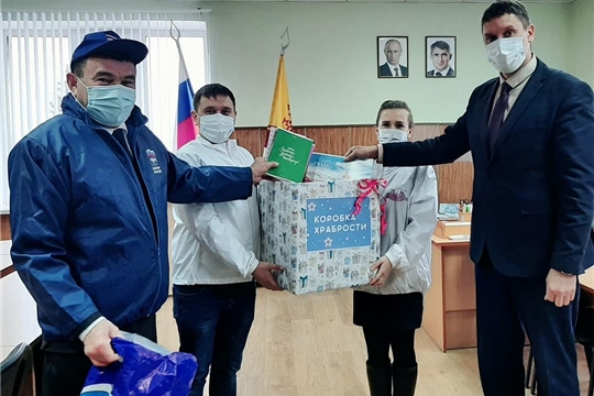 Председатель землячества «Козловчане» Юрий Зорин вручил новогодние подарки детям и ветеранам