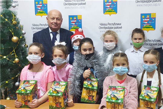 Девять учащихся МБОУ "Гимназия №1" города Мариинский Посад получили подарки от Главы республики
