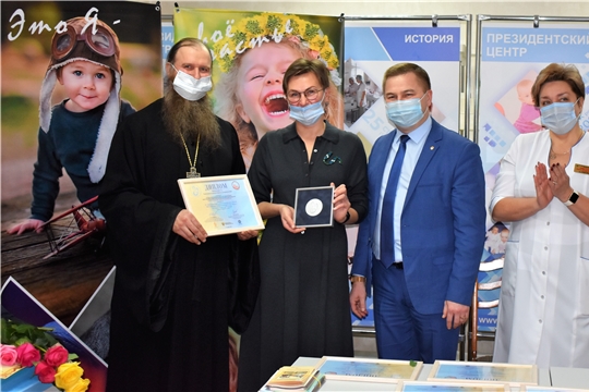 В Президентском перинатальном центре наградили победителей конкурса «Святость материнства»